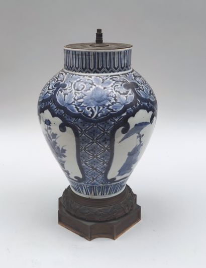 null Pied de lampe constitué d'un vase d'Extrême Orient en porcelaine de forme pansue...