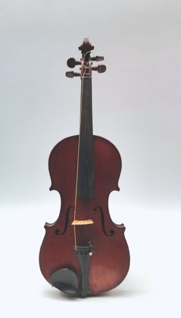 null VIOLON avec étiquette apocryphe Stradivarius Long. : 36 cm
(usures et fond décollé...