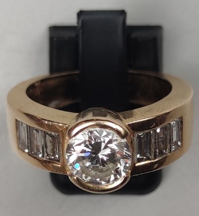 Ring in yellow gold 750°/00 set with a central,...