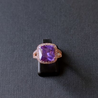 null RING in yellow gold 585°/00 set with an amethyst and a circle of diamonds 
Gross...