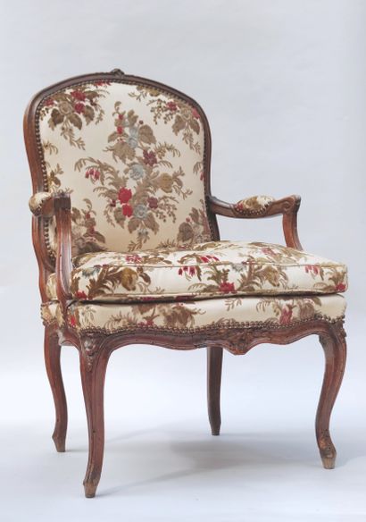 null Ensemble de deux FAUTEUILS en hêtre ciré, mouluré et sculpté de fleurettes,...