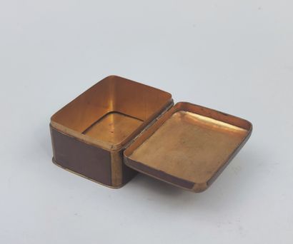 null Small patinated metal powder box with applied storks decoration, signed, Meiji...