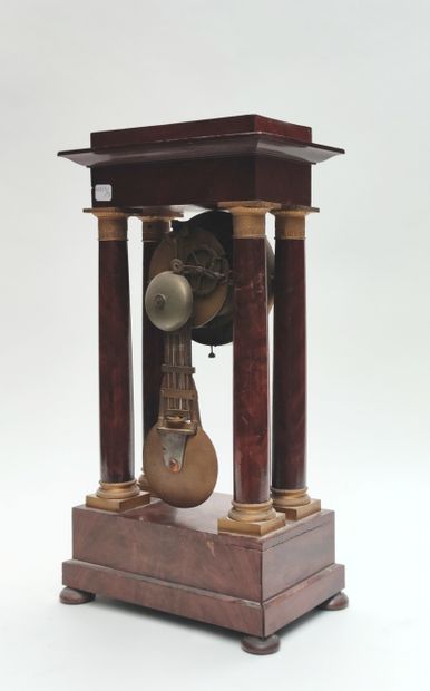 null Pendule portique en bois de placage , XIXe siècle (manque un pied)