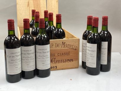 12 bouteilles Château Cap de Mourlin 1982...