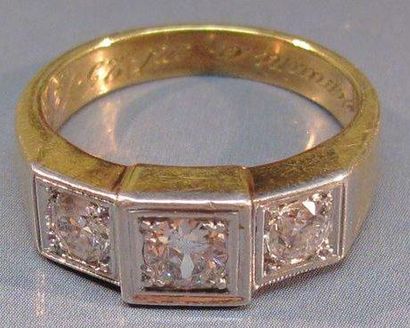 null Bague en or et platine sertie de trois diamants taille ancienne. Vers 1930....