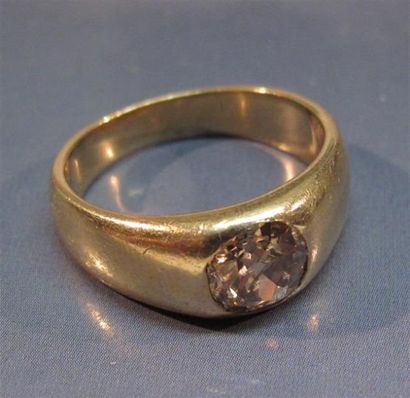 null Bague d'homme en or jaune centrée d'un diamant brun taillé en coussin. Début...