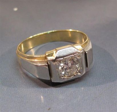 null Bague d'homme en or et platine centrée d'un diamant demi taille. Vers 1930....