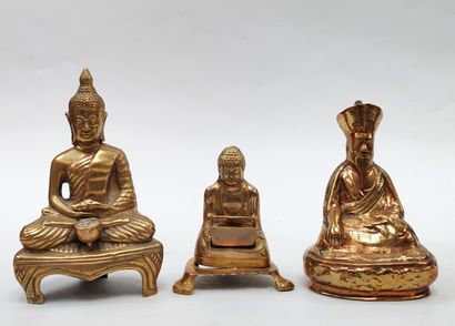Trois statuettes décoratives en métal doré...