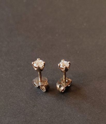 null Paire de BOUTONS d'oreilles en or gris 750 °/°° sertis chacun d'un petit diamant...