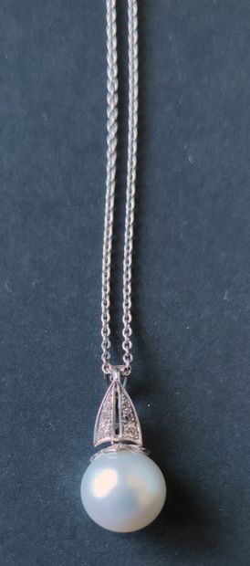 WHITE GOLD CHAIN AND PENDANT adorned with...