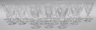 BACCARAT 
Ensemble de 29 verres en cristal...