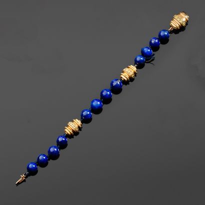 Bracelet composé d'un rang de boules de lapis-lazuli...
