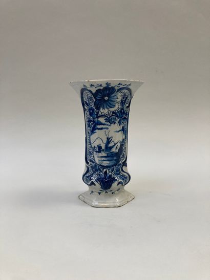 null DELFT
Vase 
Blue-white earthenware
Mark on reverse
Late 18th century
H. 25 cm...