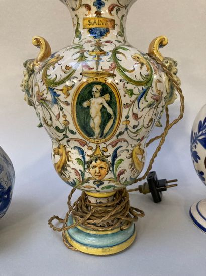 null Ensemble de trois vases modernes
Dont un monté en lampe à décor d'un médaillon...
