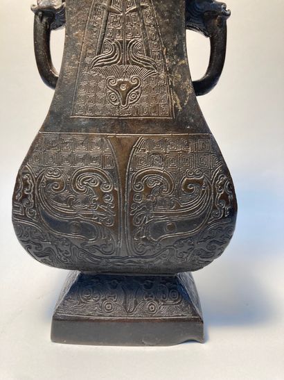 null CHINE
Vase en bronze, à décor géométrique
Prises latérales à figure de têtes...