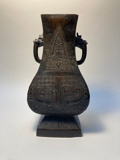 null CHINE
Vase en bronze, à décor géométrique
Prises latérales à figure de têtes...