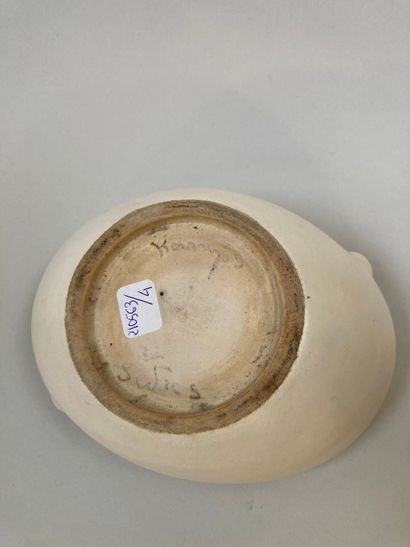 null KERAMOS Sevres
Beige and vermilion-red glazed ceramic ashtray, signed on reverse...