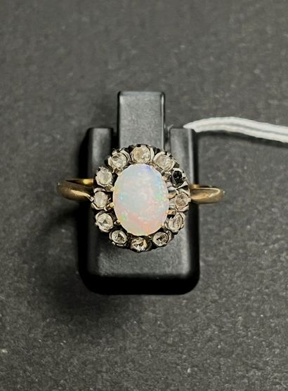 RING in yellow gold 750°/00 set with an opal...