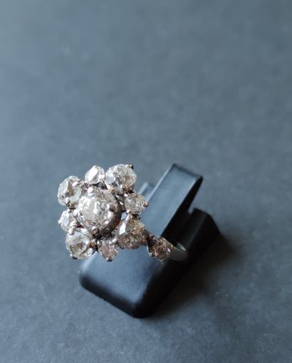 null Margerite RING in 750°/00 white gold set with eleven diamonds of graduated brilliant...
