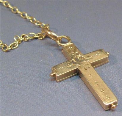 null Petite croix reliquaire en or jaune guilloché, avec chaîne en or jaune maille...