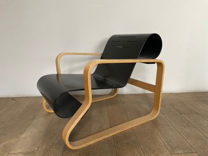 null Alvar Aalto (1898-1976)

Paimio 41 armchair
 
In curved beech plywood