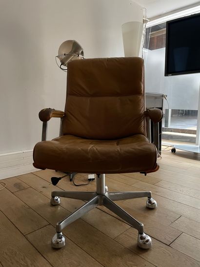 null In the style of Charles and Ray EAMES 

Office swivel chair

Metal base