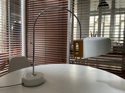 null Desk lamp 

Curved base in chromed metal, base in white lacquered metal 
Circa...