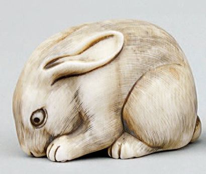 null NETSUKE en ivoire représentant un lapin assis. Signé. Japon, XIXe siècle. Haut....