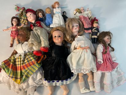Lot de poupées diverses
(en l'état)