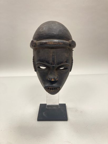 null MANNETTE
d'Arts africains divers comprenant masques (certains soclés) et élément...