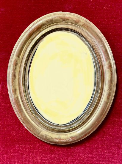 Miroir ovale
En bois stuqué doré 
44 x 39...