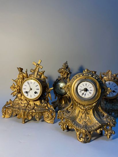 Lot de quatre pendules 
Style Louis XV et...