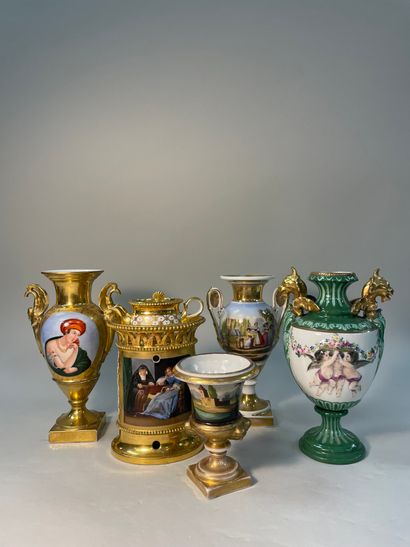 Lot de six vases
En porcelaine de Paris 
XIXème...