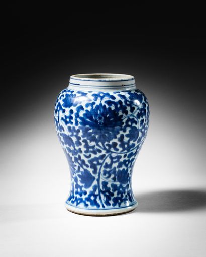 CHINE XVIIIème
Vase balustre
En porcelaine...