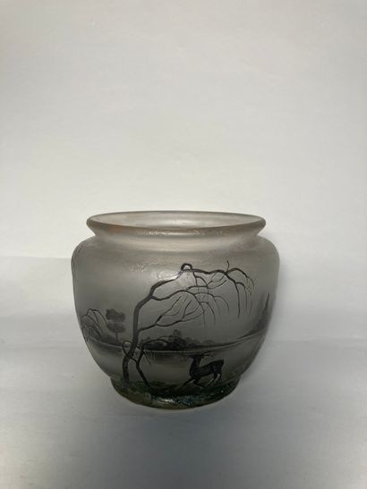 Petit vase de forme bombée en verre peint...