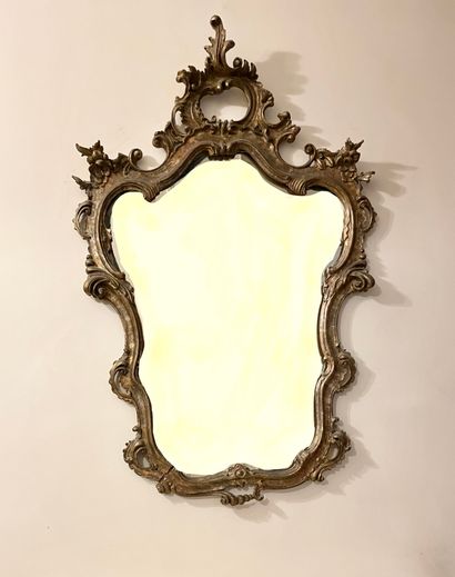 Beau miroir 
En bois sculpté doré
A contour...