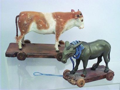 null Vache et âne en bois sculpté sur plateau à roulettes en bois. Fabrication allemande...