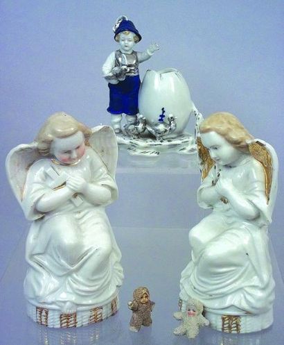 null Paire d'Anges gardiens en porcelaine. H 17 cm + vide poche représentant un garçonnet...