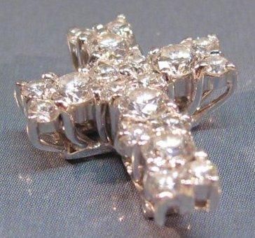 null Croix en or gris pavée de diamants taille brillant. 2.10 g