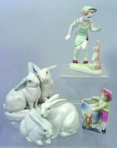 null Ensemble de 4 figurines en porcelaine polychrome représentant des lapins de...