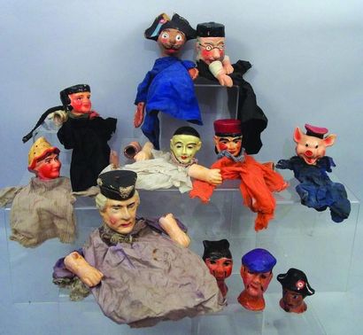 null Ensemble de 11 marionnettes pour théâtre GUIGNOL avec têtes en composition....