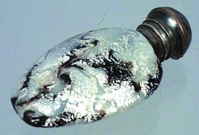 null Flacon à sels en verre églomisé de forme allongé avec couvercle en métal argenté....