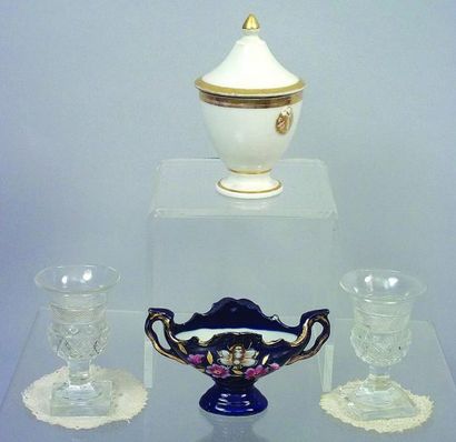 null Paire de vases Médicis en cristal. H 8 cm. + Coupe en porcelaine de Sèvres avec...