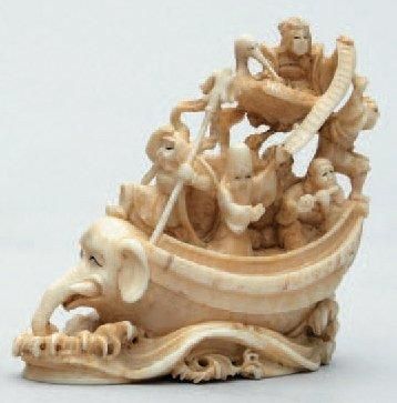 null NETSUKE-OKIMONO en ivoire représentant la barque des sept dieux du Bonheur,...
