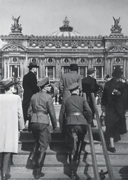 Robert Doisneau (1912-1994) SORTIE DU MÉTRO OPÉRA PENDANT L'OCCUPATION Photographie,...