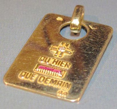 null Pendentif plaque en or jaune "médaille d'amour". 2.60 g