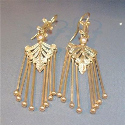 null Paire de pendants d'oreilles en or jaune à décor de palmes, demi perles et franges....