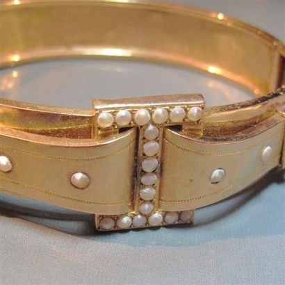 null Bracelet ceinture rigide en or rose, serti de demi perles. Vers 1900. Charnière....