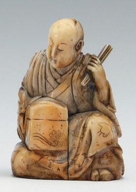 null NETSUKE en ivoire représentant un samouraï tenant son éventail et un coffret,...