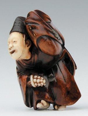 null NETSUKE en bois et ivoire représentant un danseur de sambaso, son kimono incrusté...
